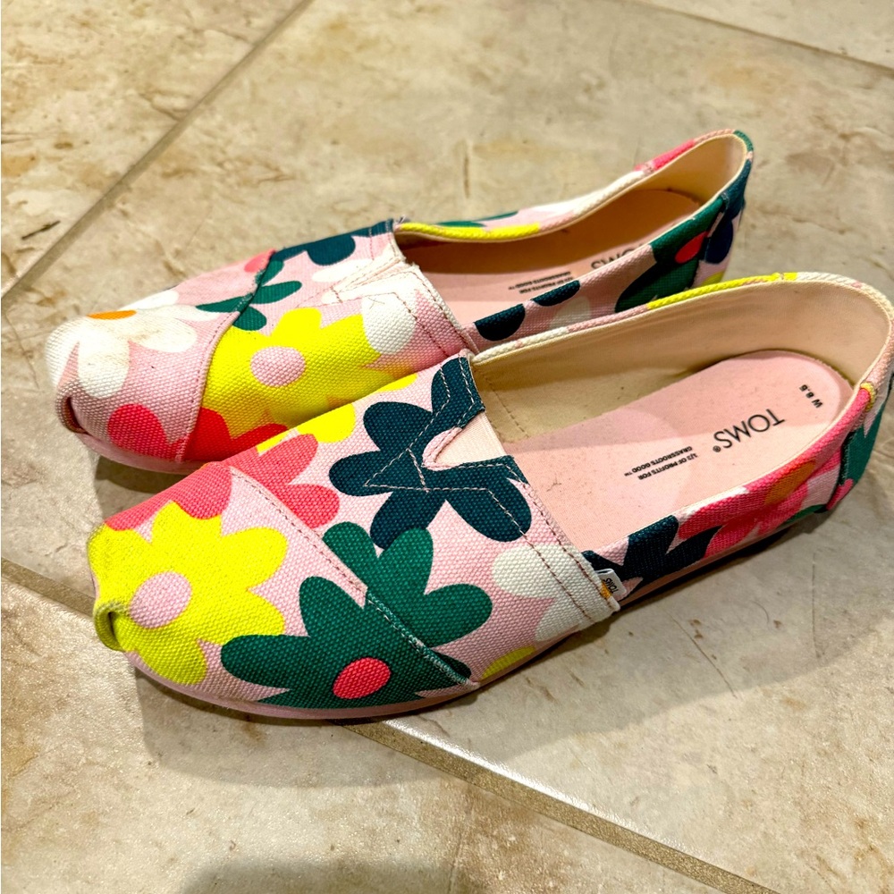 TOMS floral print, size 8.5.